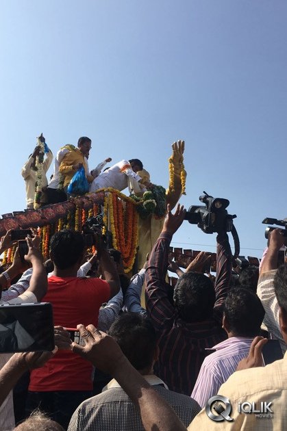 Gautamiputra-Satakarni-Team-at-Karimnagar